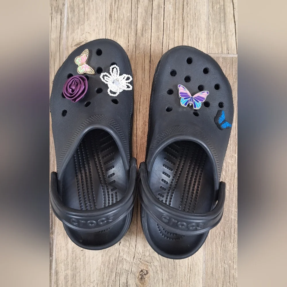 CROCS Kids/ Womens Black Shoes with Butterfly Accents Sz. J6/ M6/ W8